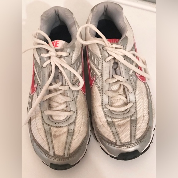 Nike Women’s Tennis Shoes Pink White Gray Size 7.5 - Picture 1 of 5